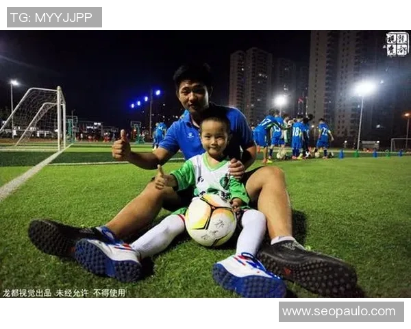 足球明星与孩子们的温馨瞬间展现梦想与希望的美好结合