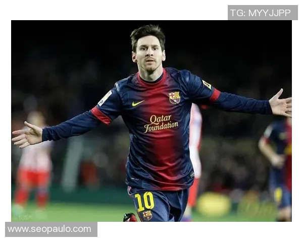 足球明星双手点赞展现自信风采引领球迷热情共鸣