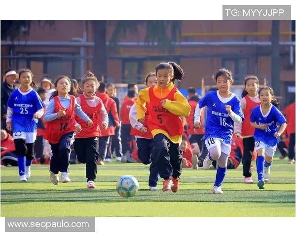 小学生热爱足球模仿明星球员展现梦想与激情的精彩瞬间